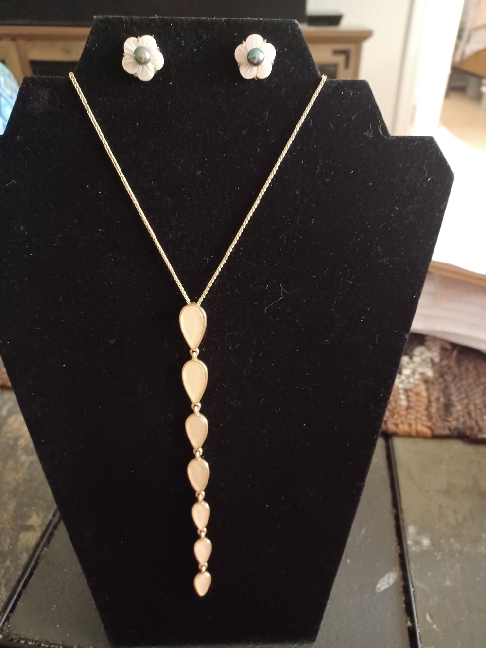 Lucky Gold Tone Teardrop Pendant Necklace And Unmarked Flower Stud Earings